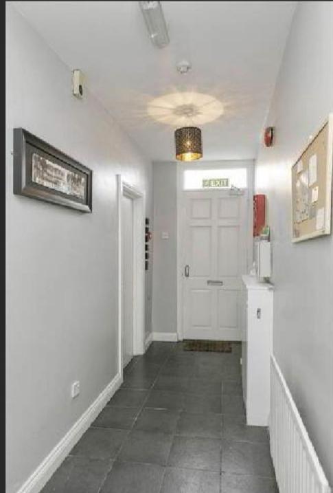 Big Yellow Door In Queens Quarter 벨파스트 외부 사진