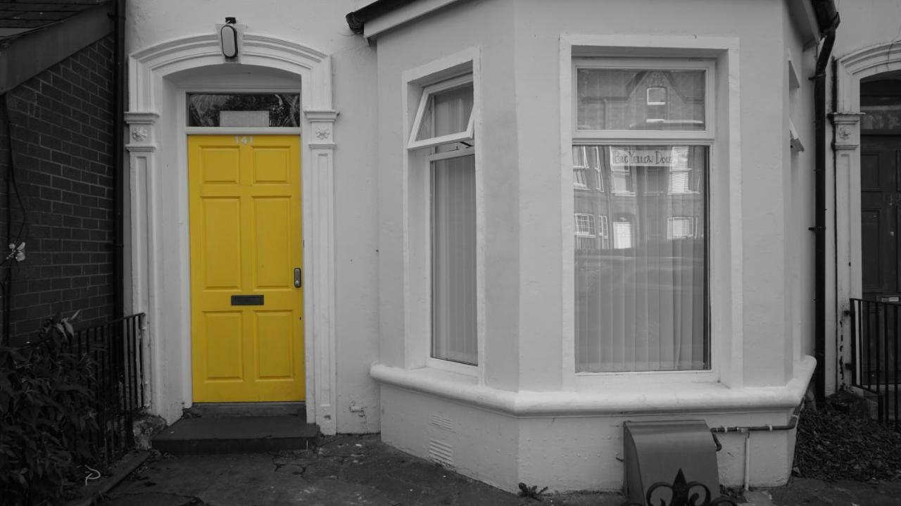 Big Yellow Door In Queens Quarter 벨파스트 외부 사진
